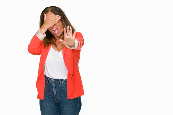 Mooie Middenleeftijd Volwassen Zakenvrouw Geïsoleerd Achtergrond Die Betrekking Hebben Ogen — Stockfoto