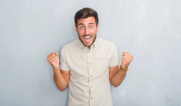 Guapo Joven Sobre Pared Gris Grunge Con Camisa Verano Celebrando — Foto de Stock