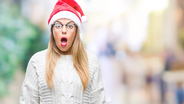 Junge Schöne Frau Mit Weihnachtsmütze Über Isoliertem Hintergrund Ängstlich Und — Stockfoto