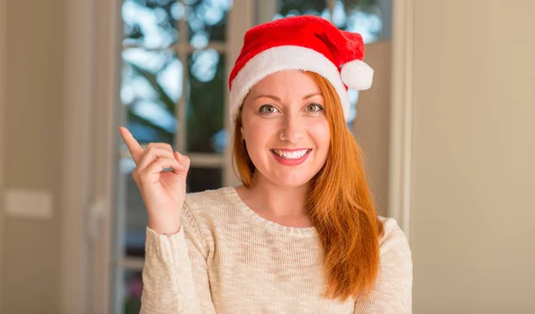 Donna Rossa Con Cappello Babbo Natale Molto Felice Che Punta — Foto Stock