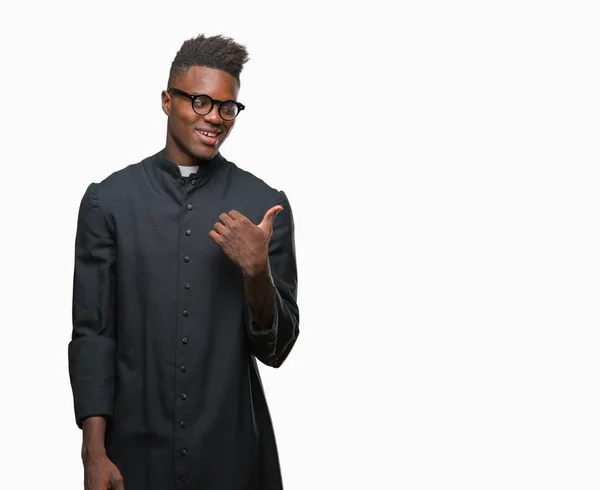 Genç Afro Amerikan Rahip Adam Arıyor Başparmak Yanında Yukarıyı Mutlu — Stok fotoğraf