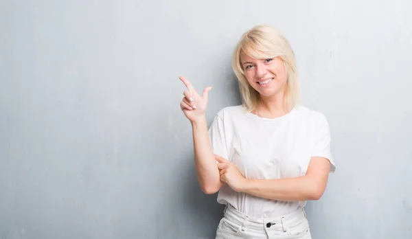 Mujer Caucásica Adulta Sobre Pared Gris Grunge Con Una Gran — Foto de Stock