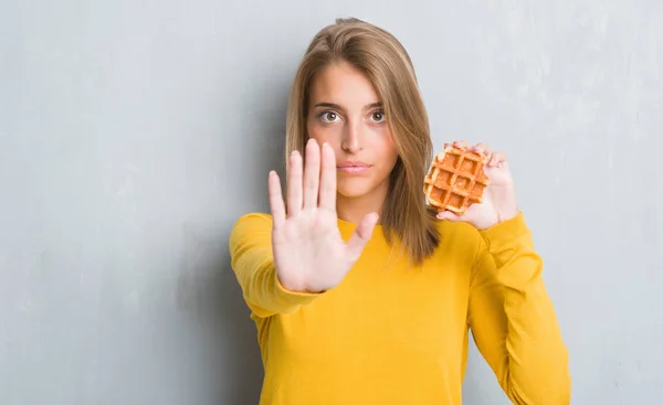 Gyönyörű Fiatal Evés Waffle Nyitott Kéz Ezzel Súlyos Magabiztos Kifejezés — Stock Fotó