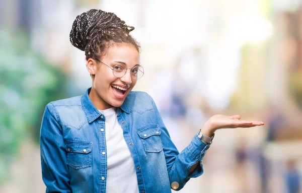 Young Gevlochten Afrikaans Amerikaans Meisje Haar Bril Geïsoleerde Achtergrond Lacht — Stockfoto