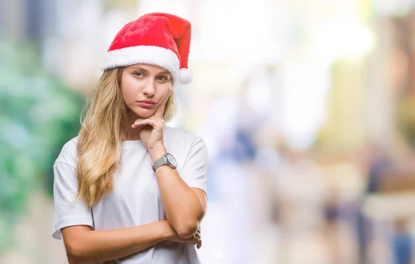 Νέοι Όμορφη Ξανθιά Γυναίκα Που Φοράει Καπέλο Χριστουγέννων Πάνω Από — Φωτογραφία Αρχείου
