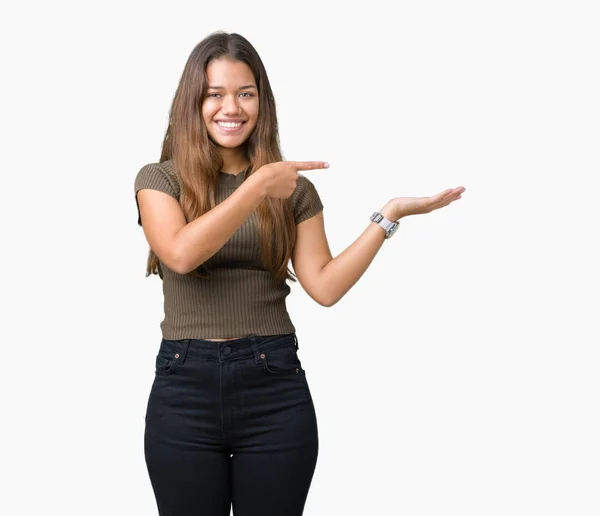 Jovem Bela Mulher Morena Sobre Fundo Isolado Espantado Sorrindo Para — Fotografia de Stock