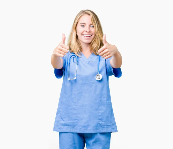 Hermosa Joven Doctora Vistiendo Uniforme Médico Sobre Fondo Aislado Aprobando — Foto de Stock