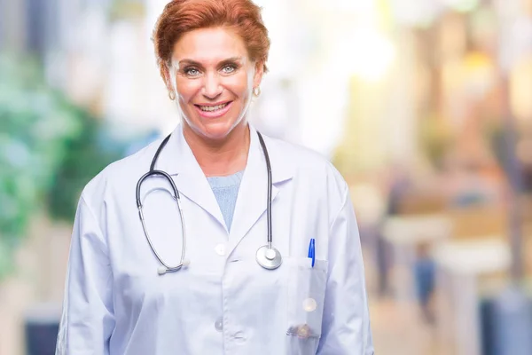 高级白种人医生妇女穿着医疗制服在孤立的背景与一个快乐和冷静的笑容在脸上 幸运的人 — 图库照片