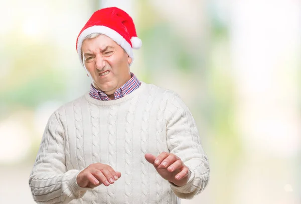 Красивый Пожилой Мужчина Рождественской Шляпе Изолированном Фоне Отвратительным Выражением Лица — стоковое фото