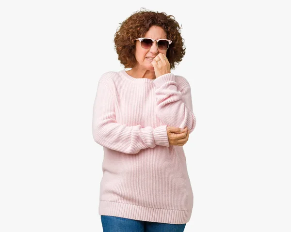 Gyönyörű Középső Ager Vezető Visel Rózsaszín Pulóver Napszemüveg Elszigetelt Háttér — Stock Fotó