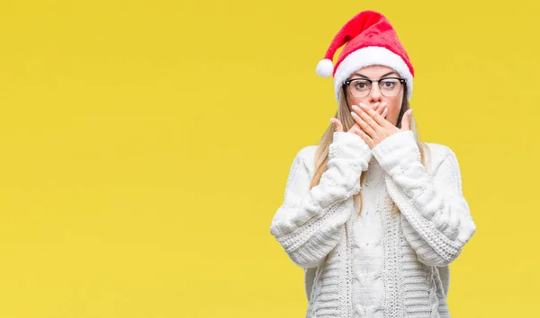 Молодая Красивая Женщина Рождественской Шляпе Изолированном Фоне Шокировала Закрывая Рот — стоковое фото