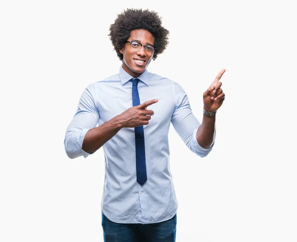 Hombre Negocios Afroamericano Con Gafas Sobre Fondo Aislado Sonriendo Mirando —  Fotos de Stock