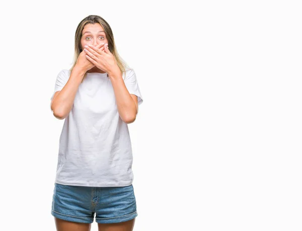 Giovane Bella Donna Sfondo Isolato Scioccato Copertura Bocca Con Mani — Foto Stock