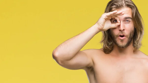 Genç Yakışıklı Gömleksiz Adam Uzun Saçlı Seksi Vücut Jest Yapıyor — Stok fotoğraf
