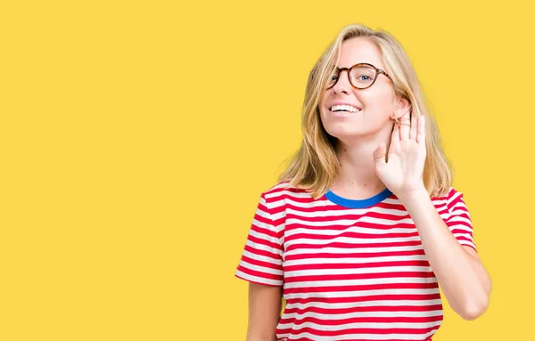 Hermosa Joven Con Gafas Sobre Fondo Aislado Sonriendo Con Mano —  Fotos de Stock