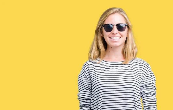 Mulher Bonita Usando Óculos Sol Sobre Fundo Isolado Com Sorriso — Fotografia de Stock