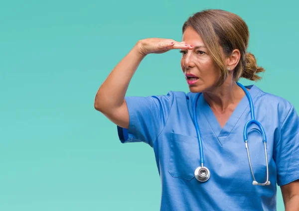Krankenschwester Mittleren Alters Ärztin Mit Isoliertem Hintergrund Sehr Glücklich Und — Stockfoto