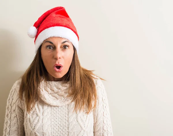 Středního Věku Žena Nosí Vánoční Čepice Santa Claus Strach Šoku — Stock fotografie
