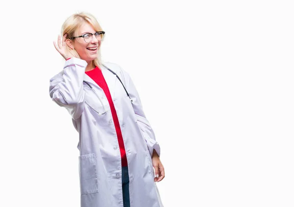 Jonge Mooie Blonde Dokter Vrouw Medische Uniform Dragen Geïsoleerde Achtergrond — Stockfoto