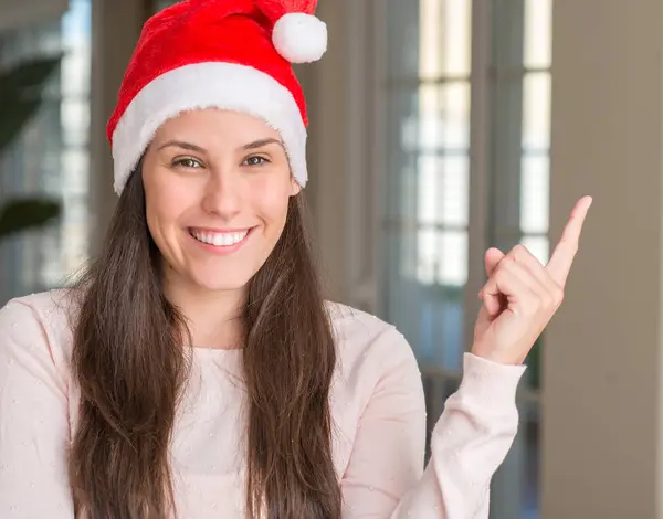 Mulher Bonita Usando Chapéu Papai Noel Casa Com Grande Sorriso — Fotografia de Stock