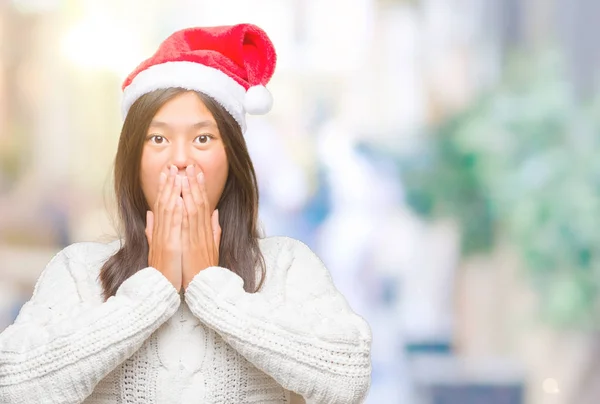 Jeune Femme Asiatique Portant Chapeau Noël Sur Fond Isolé Choqué — Photo