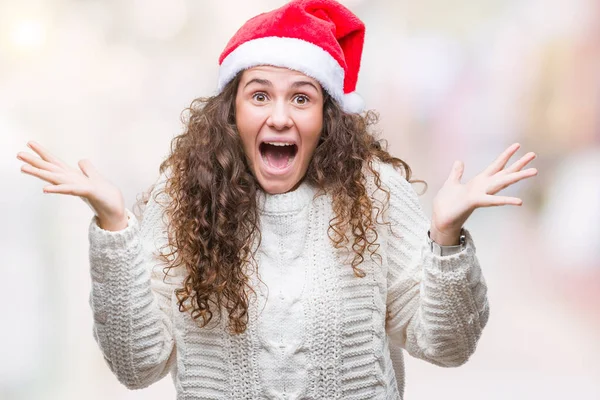 Junge Brünette Mädchen Mit Weihnachtsmütze Über Isoliertem Hintergrund Feiert Verrückt — Stockfoto