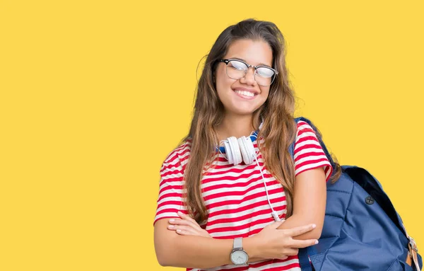 Jovem Bela Estudante Morena Usando Fones Ouvido Mochila Sobre Fundo — Fotografia de Stock