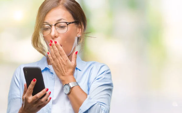 Seniorin Mittleren Alters Sendet Sms Mit Smartphone Über Isolierten Hintergrunddeckel — Stockfoto