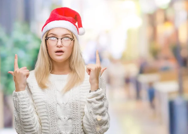 Jovem Caucasiana Vestindo Chapéu Natal Sobre Fundo Isolado Espantado Surpreso — Fotografia de Stock
