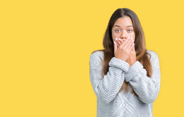 Giovane Bella Donna Bruna Che Indossa Maglione Sfondo Isolato Scioccato — Foto Stock