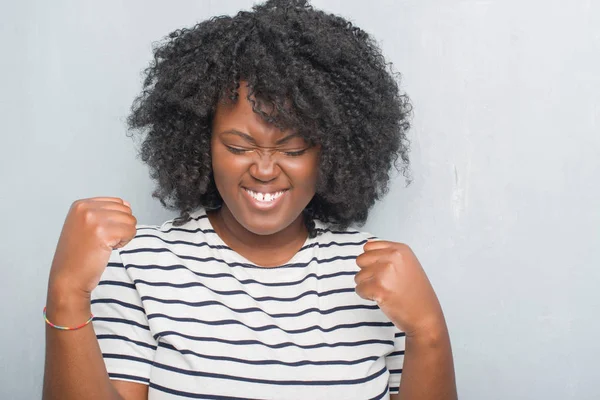 Joven Afroamericana Mujer Talla Grande Sobre Pared Grunge Gris Celebrando —  Fotos de Stock