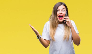 Akıllı telefon kullanan üzerinden arama konuşan genç güzel kadın büyük gülümseme ile çığlık zaferini kutluyor ve ellerini kaldırdı arka plan çok mutlu ve heyecanlı, kazanan ifade izole