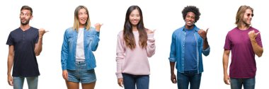 Afro-Amerikan, İspanyol ve Çinli grup arıyorum ve başparmak yanında yukarıyı mutlu yüz ile gülümseyen izole beyaz arka plan üzerinde insan bileşimi.