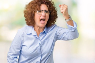 Güzel orta ager üst düzey businees kadın üzerinde gözlük takan arka plan kızgın izole ve kızgın yetiştirme hayal kırıklığı ve öfke ile bağırarak süre öfkeli yumruk. Öfke ve agresif kavramı.