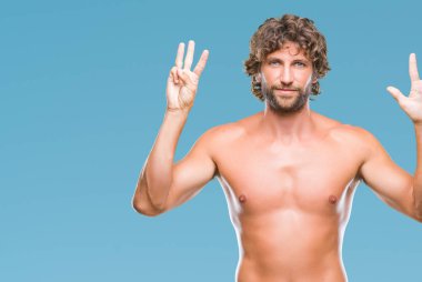 Yakışıklı İspanyol modeli adam seksi ve gömleksiz gösterilen ve parmakları ile işaret izole arka plan üzerinde kendinden emin ve mutlu gülümseyerek süre sekiz numara.