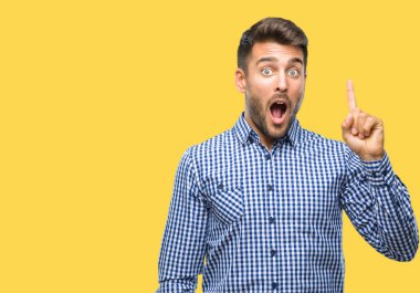 Yakışıklı delikanlı ile başarılı fikir parmağı yukarıyı izole arka plan üzerinde. Çıktıktan ve mutlu. Bir numara.