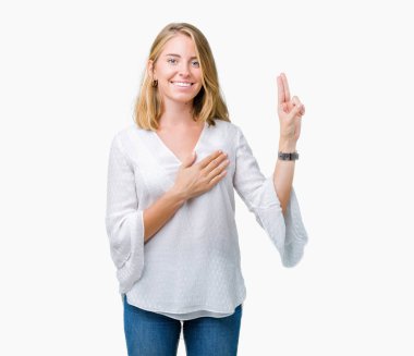 Güzel genç zarif kadın yüzünden izole arka plan Swearing göğüs ve parmaklar, el ile bir sadakat sözü yemin yapma