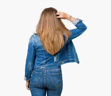 İzole arka plan geriye düşünme hakkında şüphe kafasına el ile üzerinden rahat denim ceket giyen güzel orta yaş kadın