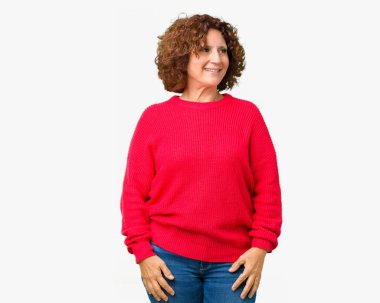 Güzel orta ager kadın kıdemli kırmızı kış kazak üzerinde arka plan uzak tarafına gülümseme ile yüzünde, doğal ifade arıyorum izole. Kendine güvenen gülüyor.