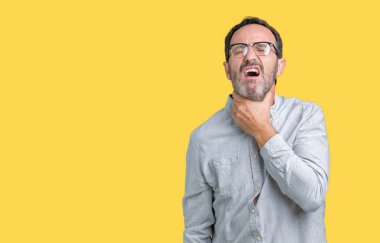 Ağrılı boyun, boğaz grip, kesek ve enfeksiyon dokunmadan yakışıklı orta yaş zarif komuta sizde gözlük izole üzerinde arka plan