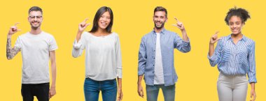 Kolaj grup insanlar, kadın ve erkek üzerinde renkli sarı izole arka plan gülümseyen ve boyutu işaret parmaklı ararken ve kamera işi el ile kendine güvenen el hareketi. Ölçü kavramı.