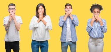 Kolaj grup insanlar, kadın ve erkek üzerinde renkli sarı izole arka plan ağız hata için elleriyle kapsayan şok. Gizli kavramı.