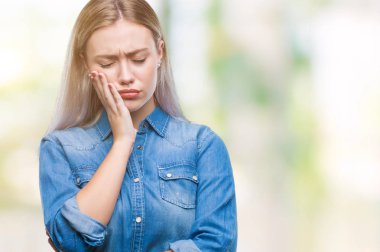 İzole arka plan düşünme seyir üzerinde sarışın genç kadın yorgun ve sıkılmış çapraz silah depresyon sorunları ile.