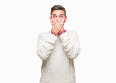 Üzerinde kış kazak giyen genç yakışıklı adam arka plan ağız hata için elleriyle kapsayan şok izole. Gizli kavramı.