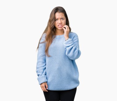 Diş ağrısı veya dişlerde dişlerle ilgili hastalık nedeniyle ağız acı ifadesi ile el ile dokunmak izole arka plan üzerinde mavi kış kazak giyen genç güzel esmer kadın. Diş hekimi kavramı.