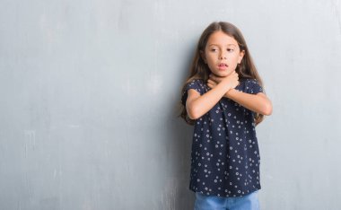 Grunge genç İspanyol çocuk duvar bağırarak gri ve çünkü boğmak acı kendi ellerimle öldürürüm. Sağlık sorunu. Yaralarından ve intihar kavramı.