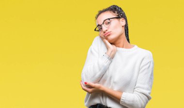 Genç örgülü saç Afro-Amerikan Kız gözlük ve kazak seyir yorgun ve bıkkın ile depresyon sorun Çapraz kollar ile izole arka plan düşünme üzerinde.