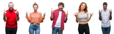 Kolaj grup rock simge elle yapıyor deli ifade ile bağırarak renkli izole arka plan üzerinde genç insan. Müzik yıldızı. Ağır kavramı.