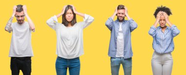 Kolaj grup insanlar, kadınlar ve erkekler çünkü umutsuz ve stresli baş ağrısı acı renkli sarı izole arka plan üzerinde ağrı ve migren. Ellerini kafasına.