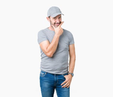 Emin çapraz kollar ve çeneme kaldırdı el ile gülümseme ile kameraya bakarak izole arka plan üzerinde spor şapkası yakışıklı orta yaş ağarmış komuta sizde. Pozitif düşünce.